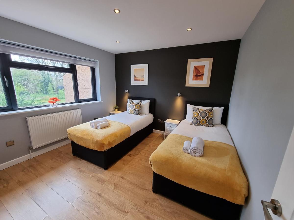 Crown Meadow - 4 Bedroom House - Heathrow - Excellentstays Colnbrook Exterior foto